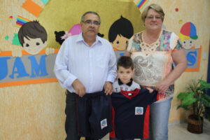 Read more about the article Educação programa primeira entrega de uniformes do ano para estudantes da rede municipal em Piratuba