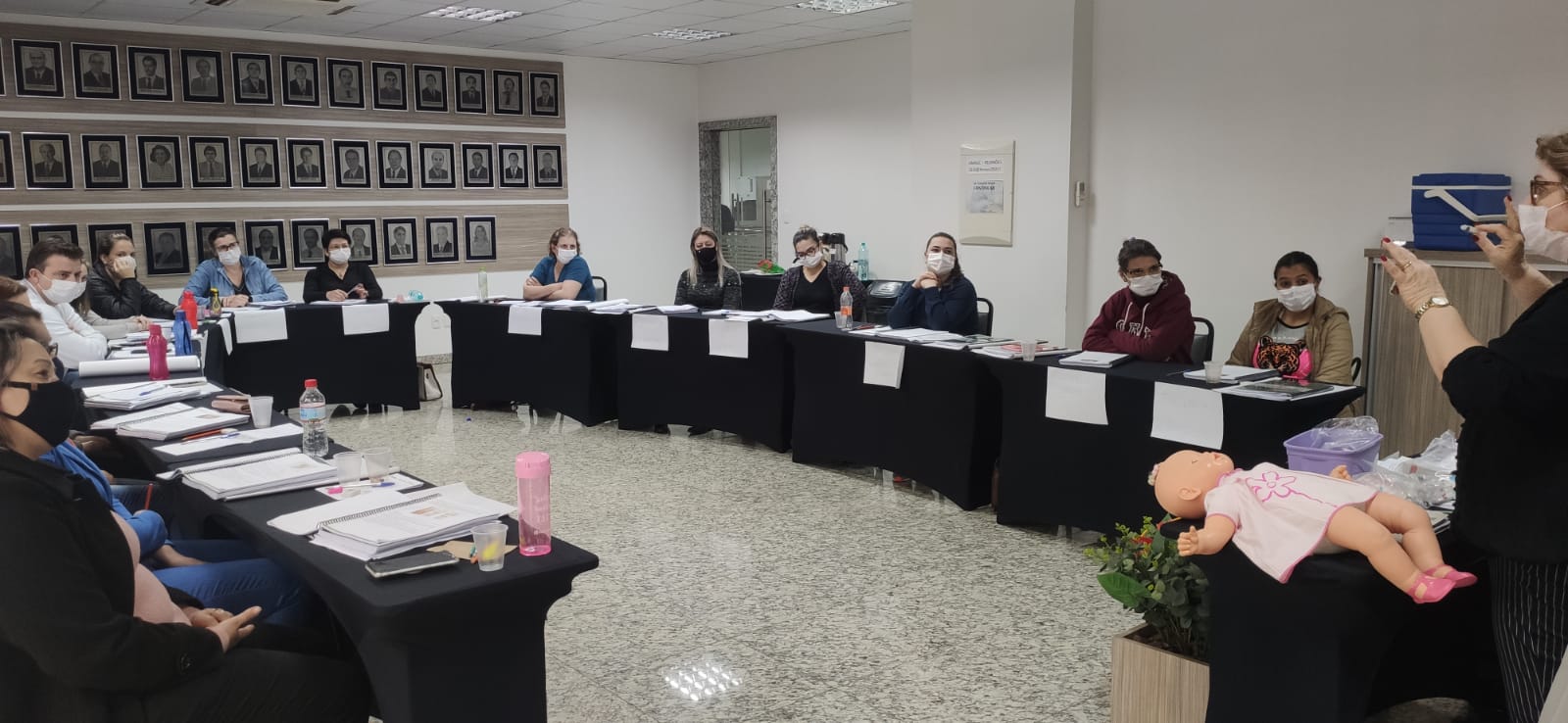 You are currently viewing Durante os meses de julho e agosto 25 profissionais foram capacitados para atender nas salas de vacinas da região da Amauc.
