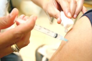 Read more about the article Neste sábado é “Dia D” de vacinação contra a hepatite B