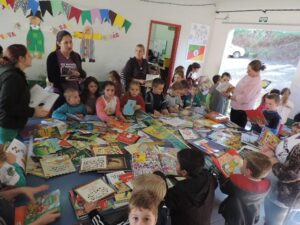 Read more about the article Arabutã entrega uniforme e livros nas escolas da rede municipal