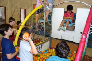 Read more about the article Crianças se divertem com brinquedos