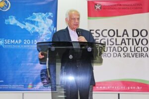 Read more about the article Pedro Simon faz palestra em Seminário realizado em Piratuba