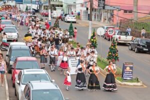 Read more about the article Desfile das Origens reúne entidades, piratubenses e turistas no Kerb