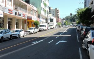 Read more about the article Diretoria de Trânsito faz adequações na pintura de duas ruas da cidade