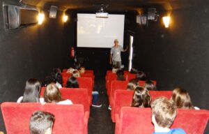 Read more about the article Cerca de 180 estudantes vão participar das sessões do Cinemóvel em Concórdia