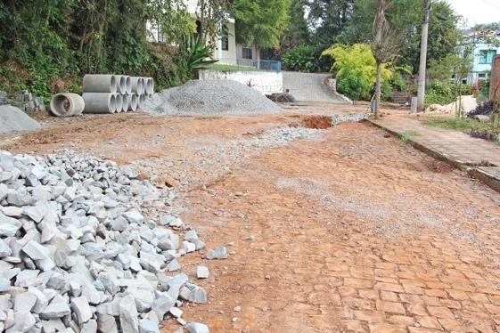 You are currently viewing Prefeitura inicia obras de pavimentação na Rua Santa Catarina