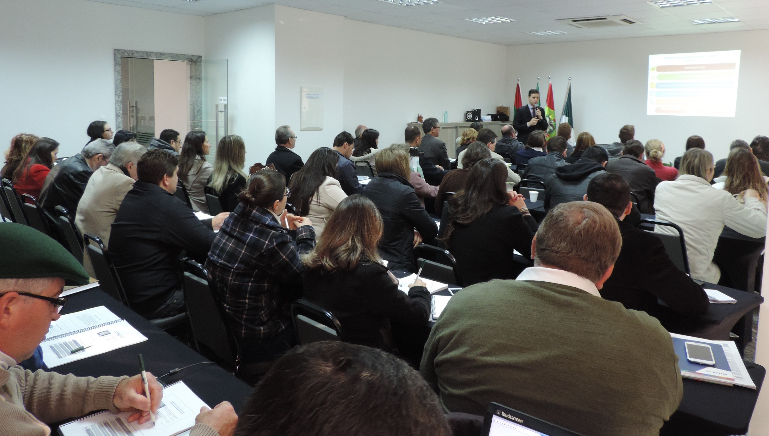 You are currently viewing Servidores públicos participam de curso sobre a IN20 TCE-SC