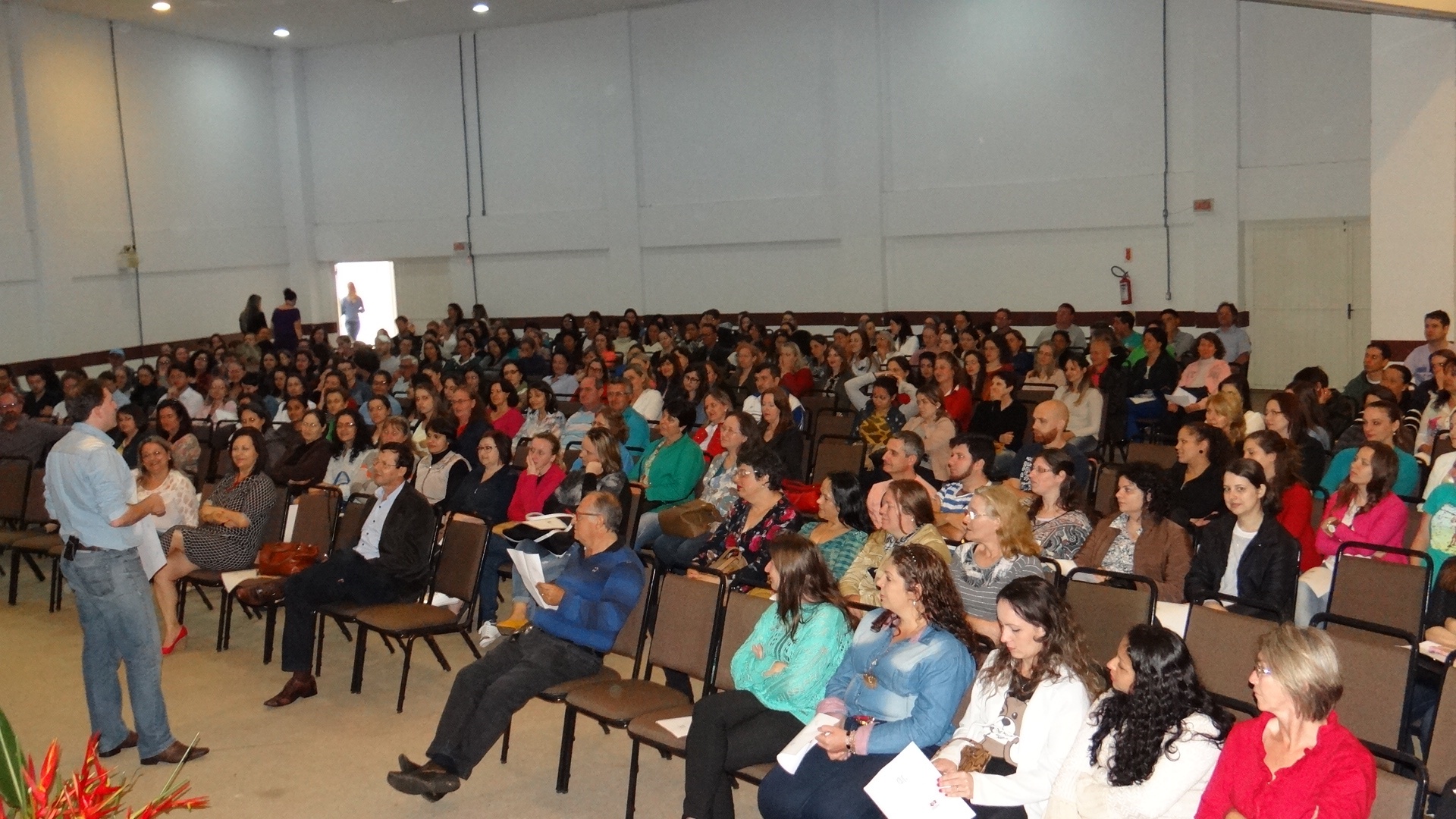 You are currently viewing Servidores municipais participam de palestra show com café colonial