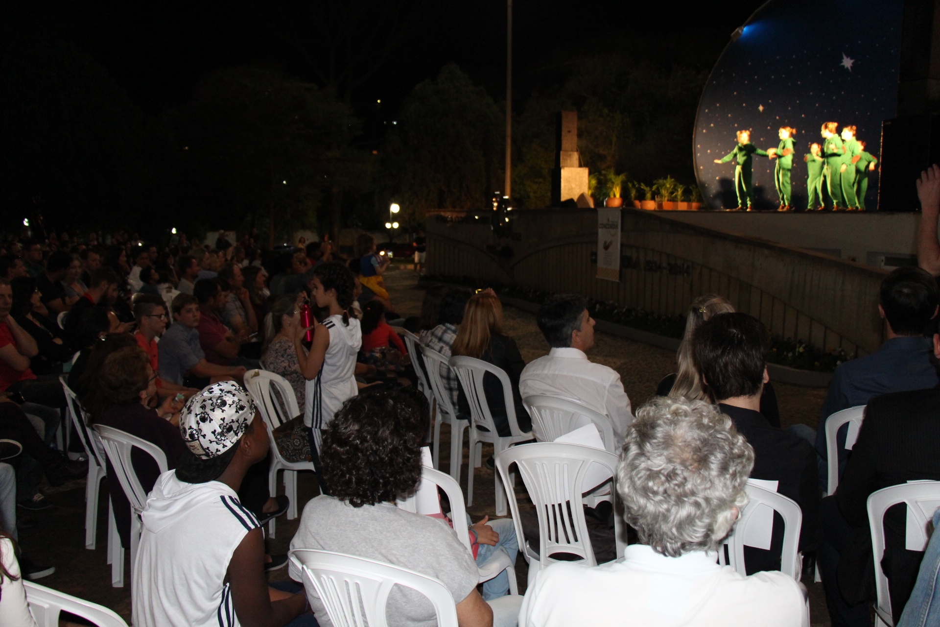 You are currently viewing Mais de 100 bailarinos em espetáculo na praça