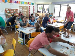 Read more about the article Pais, filhos e professores estudando juntos