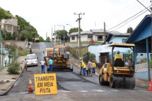 Read more about the article Obras de recapeamento e operação tapa buracos em andamento