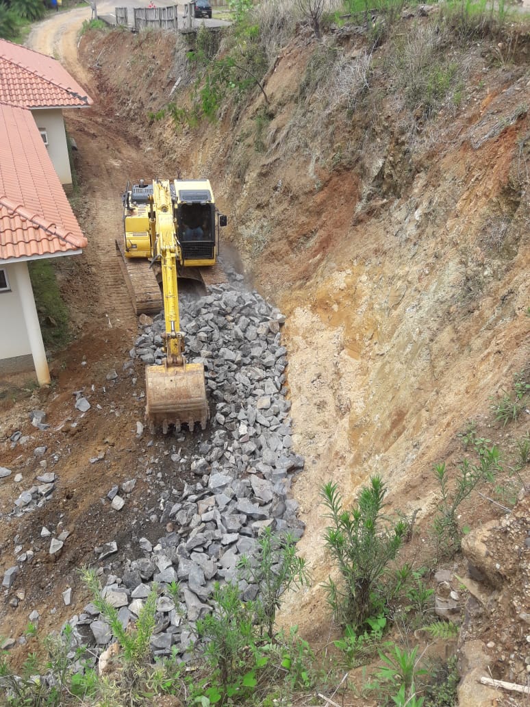 You are currently viewing Prefeitura realiza obra com método econômico para evitar erosão atrás da Casa da Cidadania