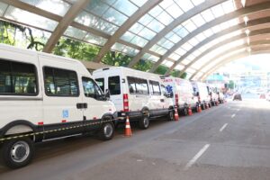Read more about the article Prefeitura faz entrega de duas ambulâncias e quatro vans