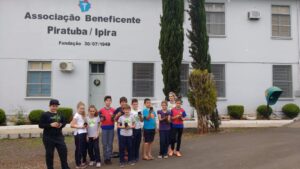 Read more about the article Alunos de Piratuba plantam flores no jardim do hospital