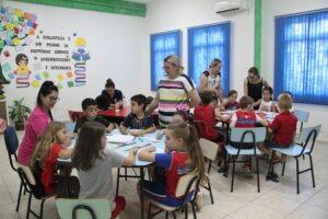 Read more about the article Inovação: Projeto de Escola Piratubense transforma estudantes em pequenos escritores