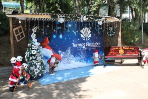 Read more about the article Turistas se encantam com painel temático de natal montado nas termas Piratuba