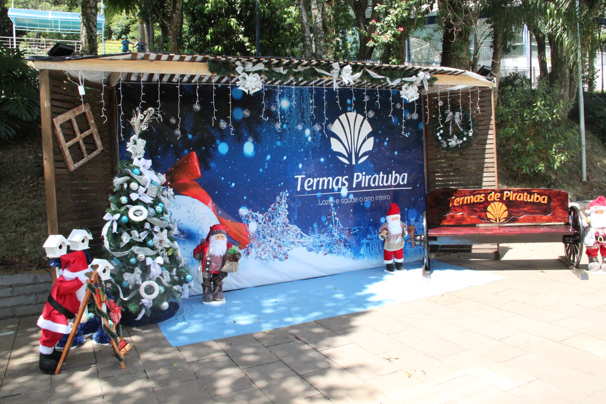 You are currently viewing Turistas se encantam com painel temático de natal montado nas termas Piratuba