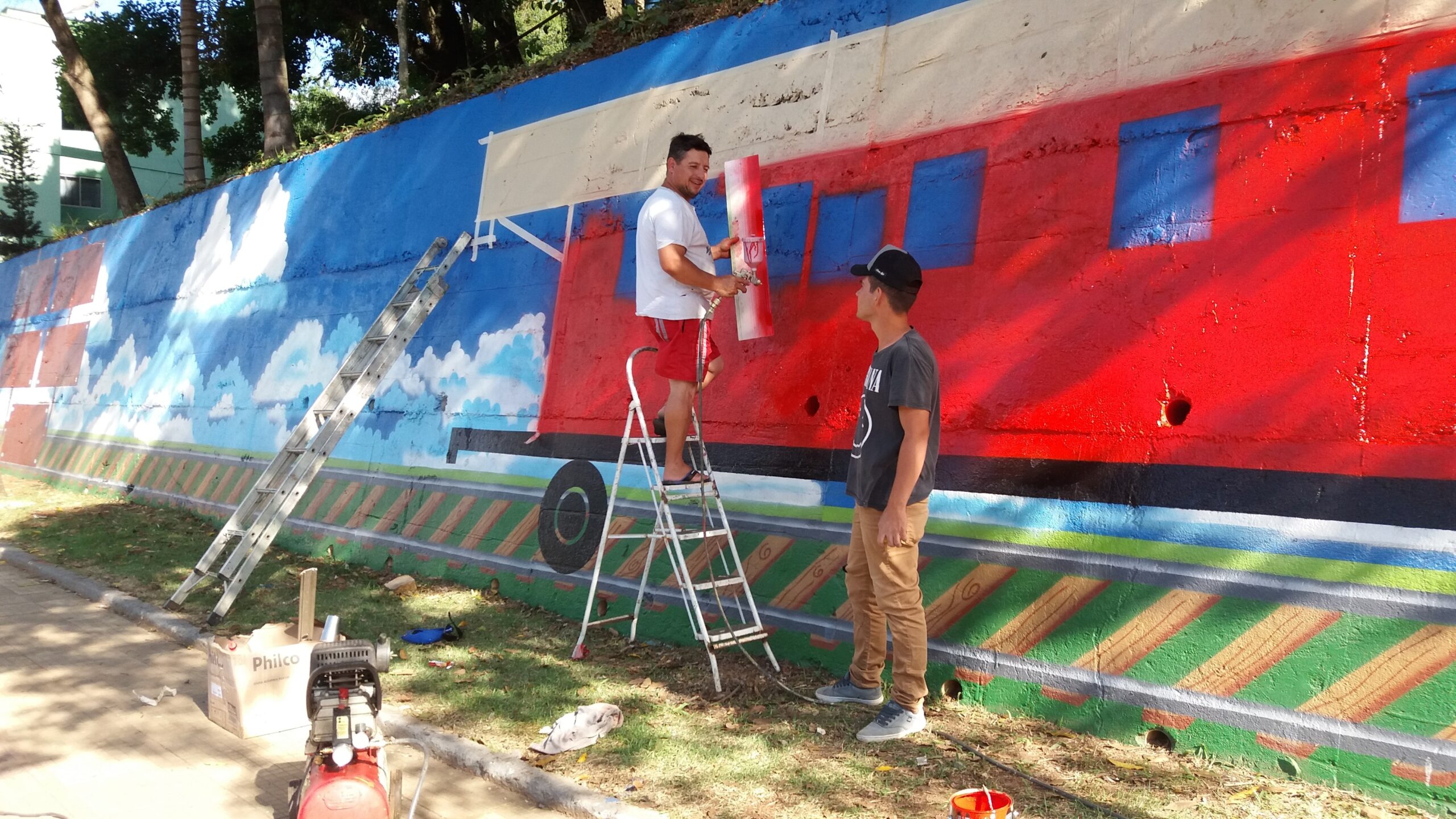 You are currently viewing Arte no Muro: painel pintado em muro encanta turistas pela memória ferroviária