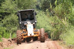 Read more about the article Obras e infraestrutura rural avança com frente de serviço em estradas do interior de Piratuba