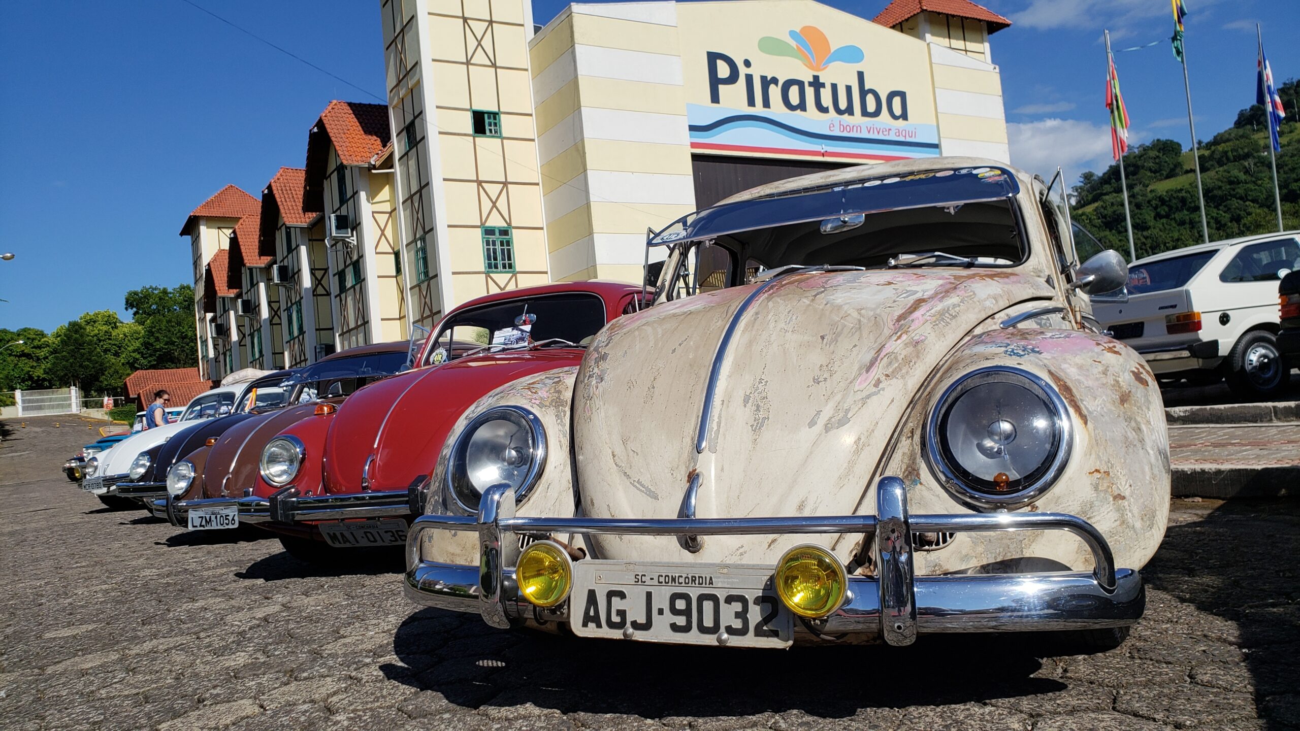 You are currently viewing Carros que marcaram época encantam turistas no XI Encontro de Veículos antigos de Piratuba