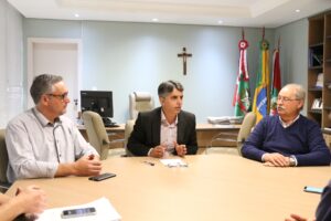 Read more about the article Prefeito e entidades discutem mudança da Agência Regional da Celesc