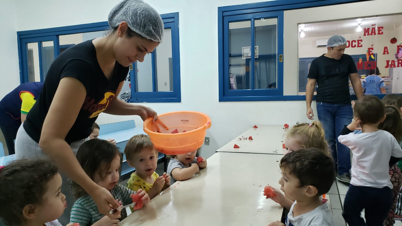 You are currently viewing Hora da fruta anima criançada em escola infantil de Piratuba