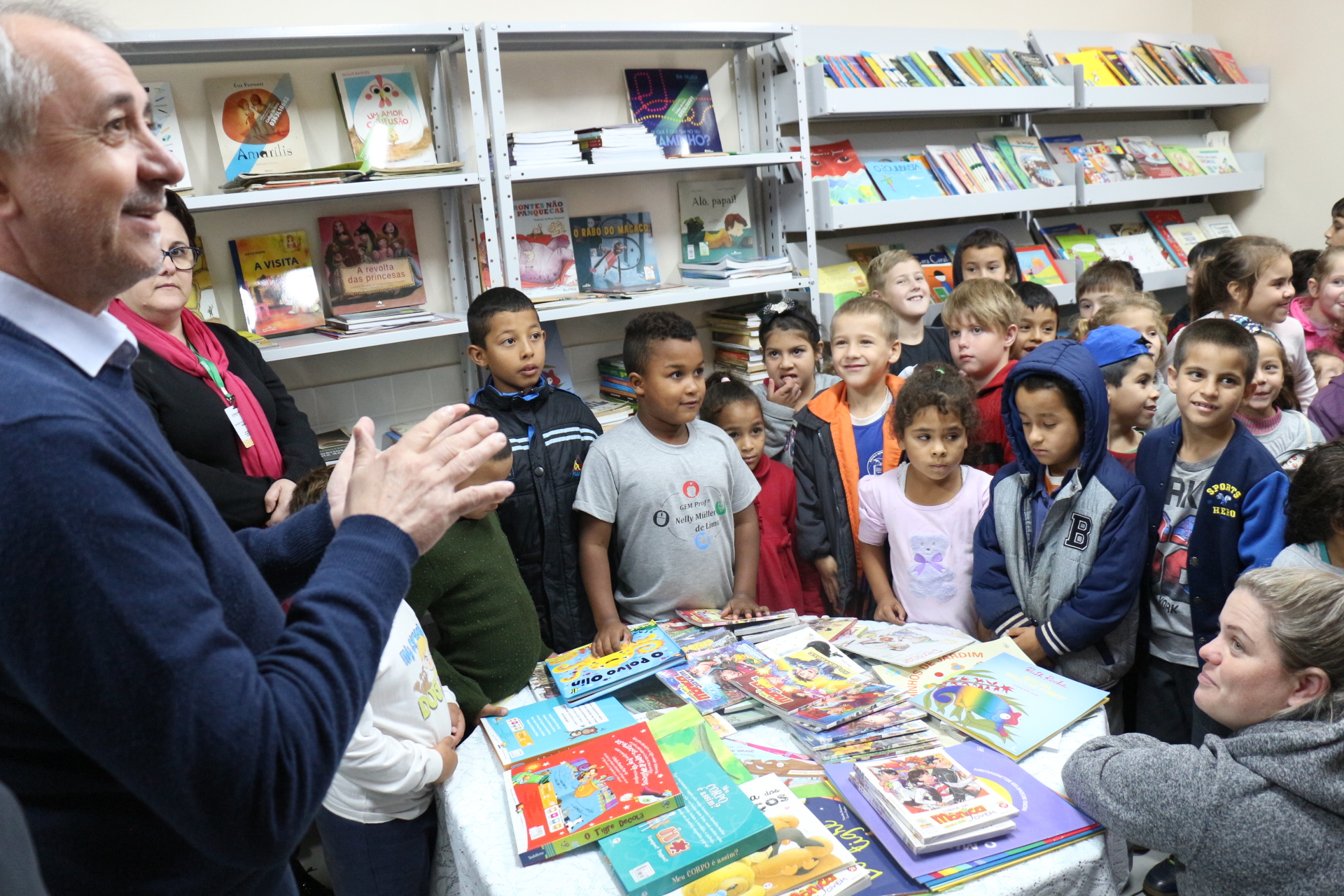 You are currently viewing Associação da Família Lima doa livros pra escola do Loteamento Bussolaro