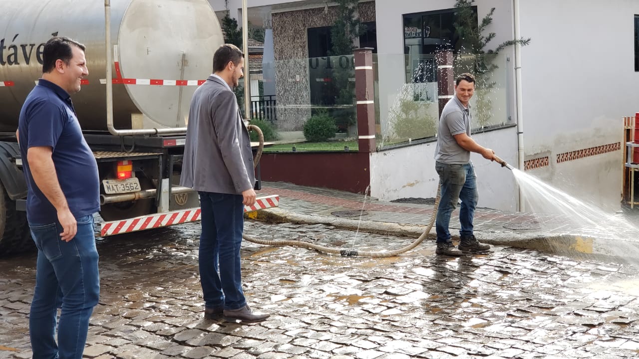 You are currently viewing Prefeitura inicia processo de asfaltamento de corredor secundário entre centro histórico e Balneário em Piratuba