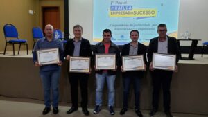 Read more about the article Empresários de sucesso são homenageados em evento de empreendedorismo em Piratuba