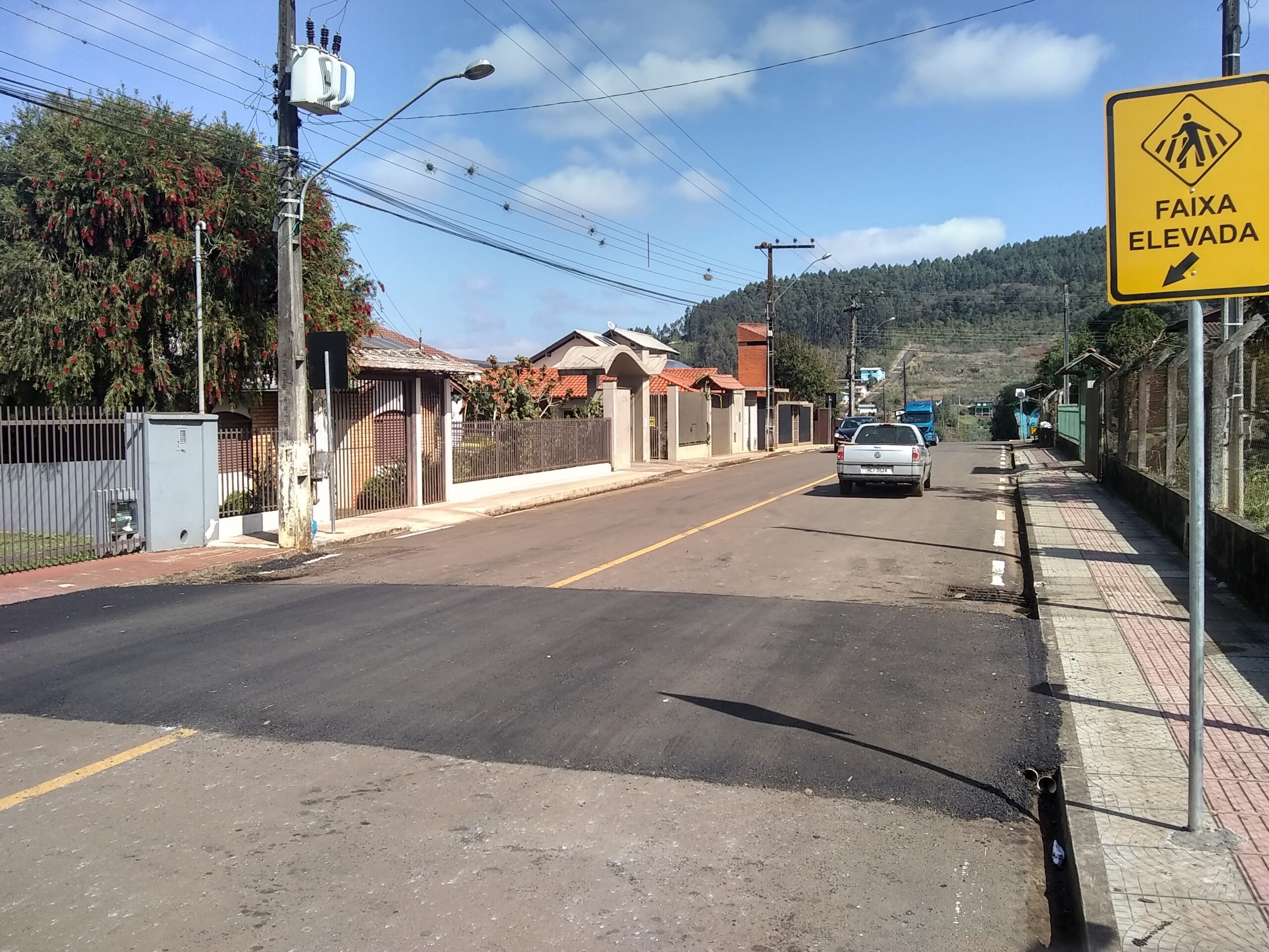 You are currently viewing Prefeitura inicia instalação de faixas elevadas