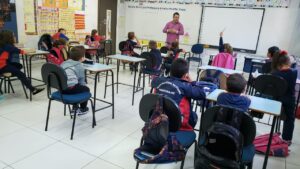 Read more about the article Crianças aprendem sobre produção de notícia em aula interdisciplinar em escola pública de Piratuba