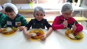 Read more about the article Cores e sabores se integram em preparação de alimentos que aguçam o paladar infantil pelo colorido em experiência agroecológica