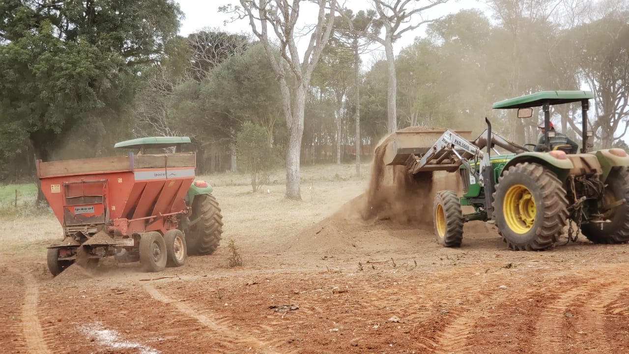 You are currently viewing Agricultura intensifica distribuição de calcário e fertilizantes orgânicos em propriedades rurais de Piratuba