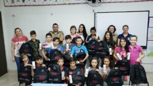 Read more about the article Alunos recebem kit escolar de programa de resistência às drogas em Piratuba