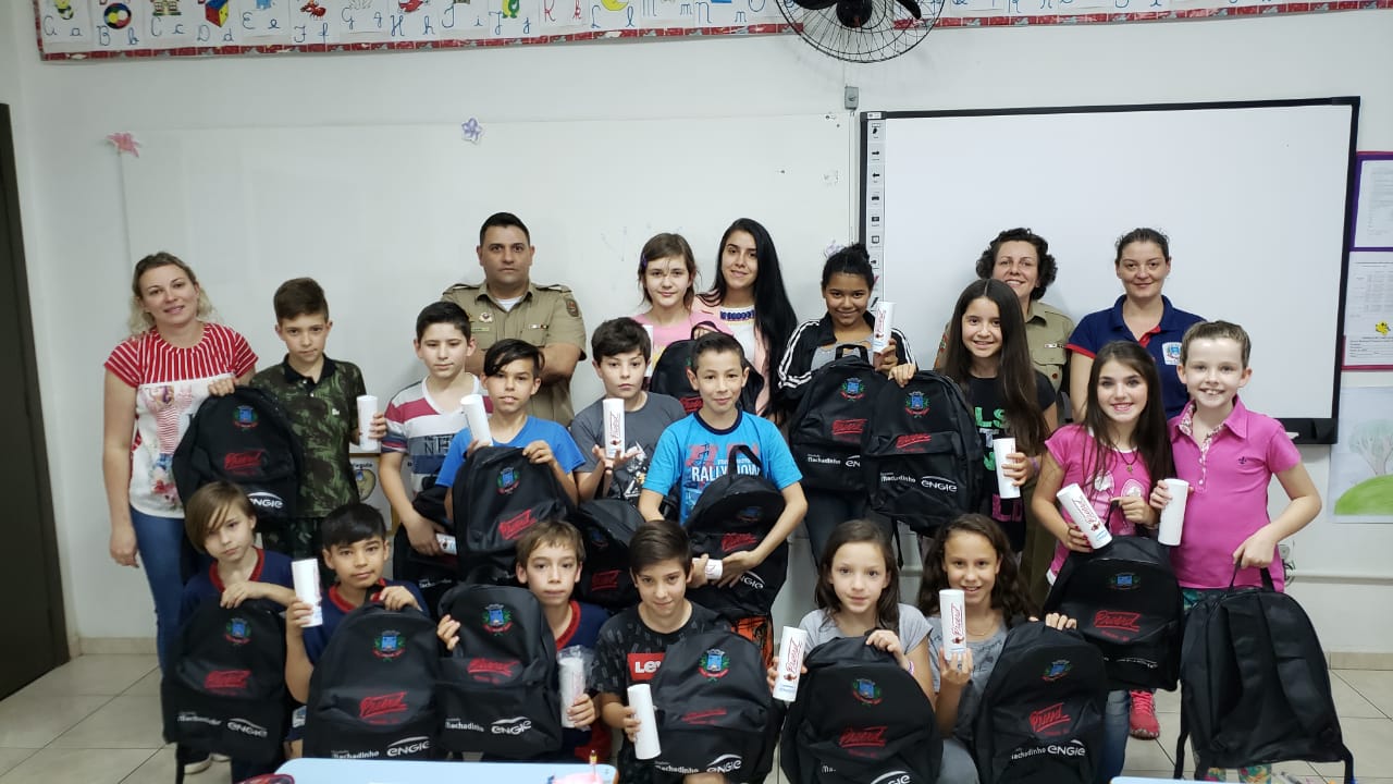 You are currently viewing Alunos recebem kit escolar de programa de resistência às drogas em Piratuba