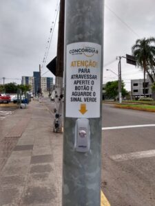 Read more about the article Instalada botoeira para travessia de pedestres na entrada de caminhões da BRF