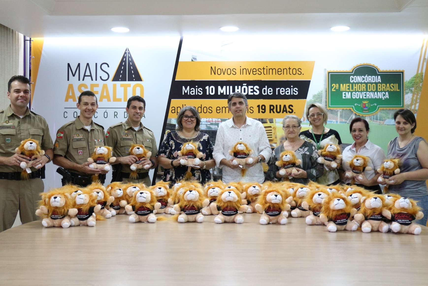 You are currently viewing Batalhão da Polícia Militar recebe mascotes de pelúcia do Proerd