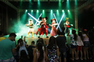 Read more about the article Turismo abre 3ª edição do brilho de natal com desfile temático e atrações que iluminam Piratuba