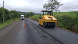 Read more about the article Realidade: Primeiros quilômetros da maior obra rural de pavimentação de Piratuba, são asfaltados