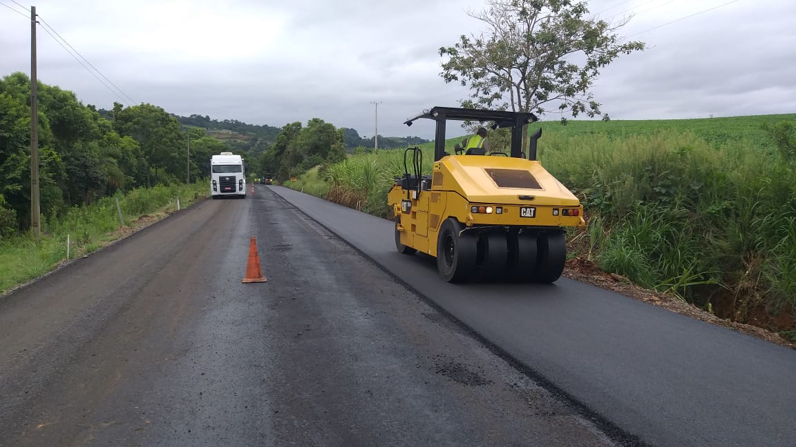 You are currently viewing Realidade: Primeiros quilômetros da maior obra rural de pavimentação de Piratuba, são asfaltados
