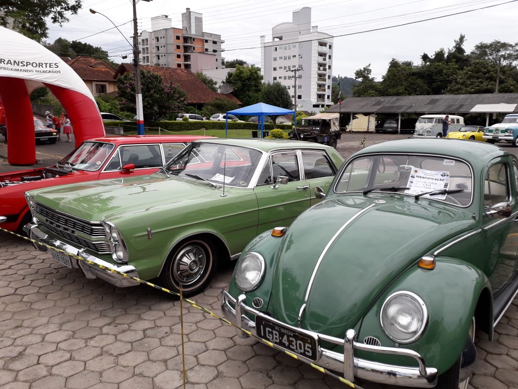 Read more about the article Exposição de carros antigos atrai olhares nostálgicos para modelos que marcaram época do automobilismo