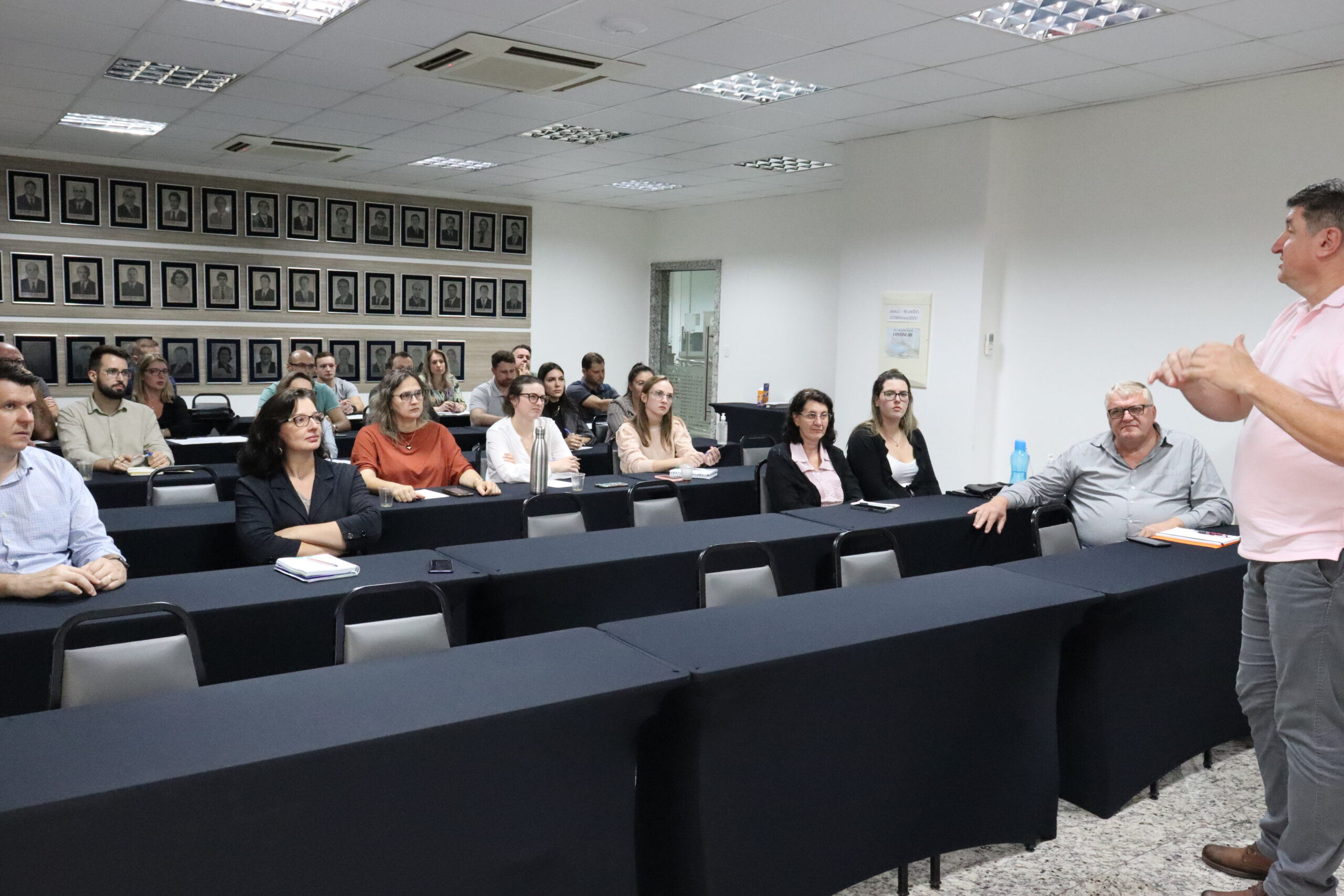 You are currently viewing Contadores e Controle Interno da região da Amauc se reuniram na associação na tarde desta segunda-feira(11)