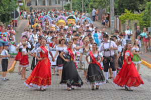 Read more about the article Desfile das Origens é realizado durante o Kerb de Piratuba